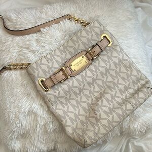 MICHAEL KORS CROSSBODY WITH GOLD HARDWARE